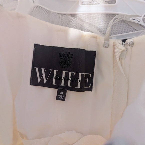 Vera Wang Wedding Dress - Picture 7 of 9